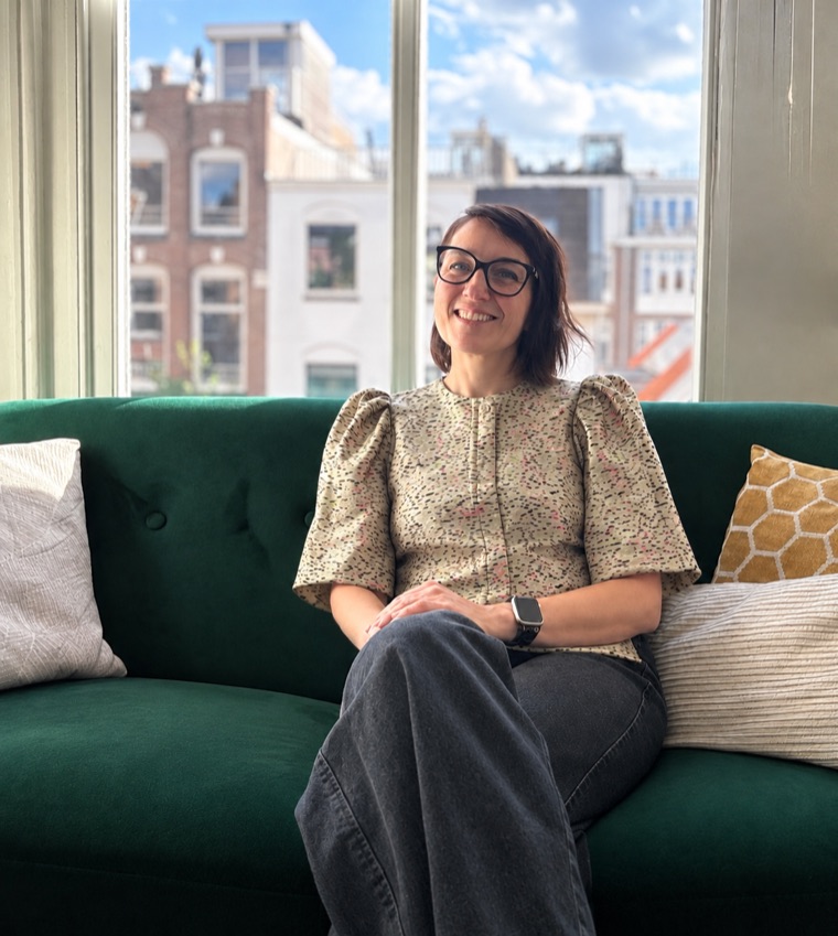 Dr. Laura Fontanari on the sofa in her practice room in Amsterdam